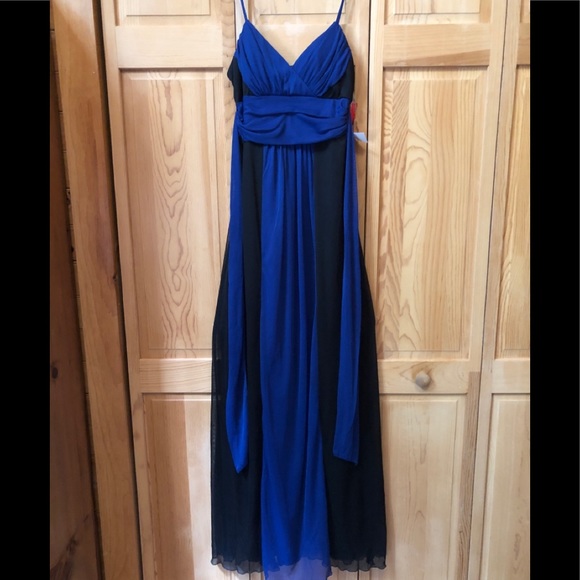 Ladies Long Formal Gown - Picture 3 of 6